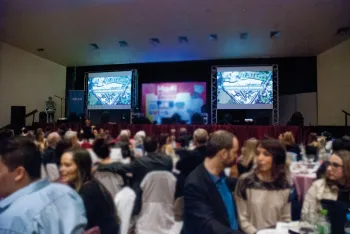 A apresentação do vídeo institucional do Dores, durante a homenagem.