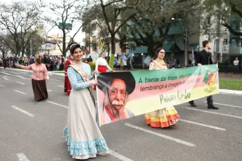 A saga dos tropeiros colore o desfile de 20 de setembro