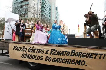 A saga dos tropeiros colore o desfile de 20 de setembro