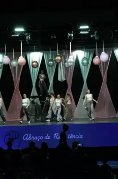 XX Espetáculo de Dança - Entre Laços e Abraços
