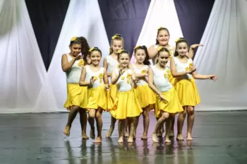 XX Espetáculo de Dança - Entre Laços e Abraços