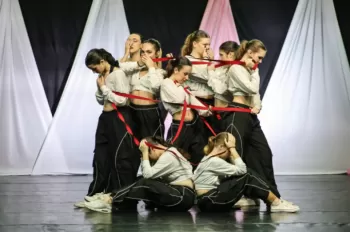 XX Espetáculo de Dança - Entre Laços e Abraços