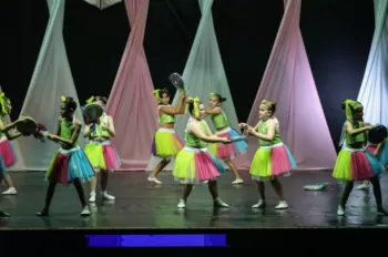 XX Espetáculo de Dança - Entre Laços e Abraços