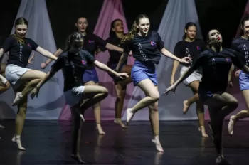 XX Espetáculo de Dança - Entre Laços e Abraços