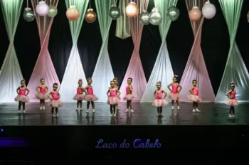 XX Espetáculo de Dança - Entre Laços e Abraços