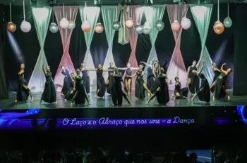 XX Espetáculo de Dança - Entre Laços e Abraços
