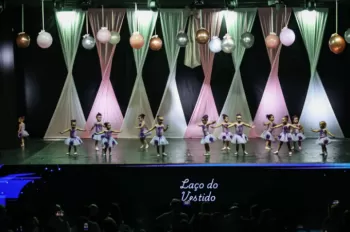 XX Espetáculo de Dança - Entre Laços e Abraços