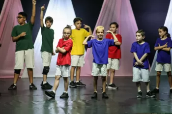 XX Espetáculo de Dança - Entre Laços e Abraços