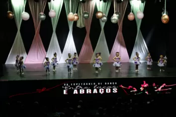 XX Espetáculo de Dança - Entre Laços e Abraços
