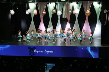 XX Espetáculo de Dança - Entre Laços e Abraços