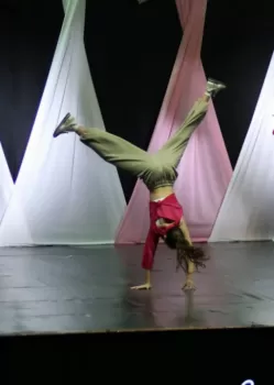 XX Espetáculo de Dança - Entre Laços e Abraços