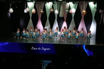 XX Espetáculo de Dança - Entre Laços e Abraços