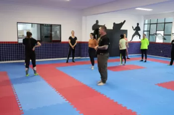 Aula de Defesa Pessoal Feminina