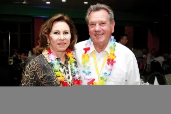 O casal presidente dorense aproveita o luau, na noite de sábado.