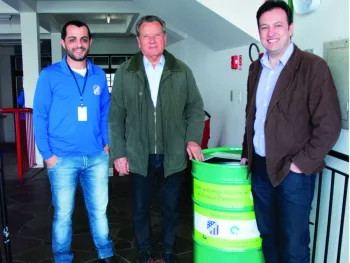 O Técnico em Segurança do Trabalho, Rodrigo Cezar Silva, e o Presidente do Dores, Ademir Pozzobon, receberam o coletor de resíduos eletrônicos do diretor da Químea, Marçal da Rocha, em agosto de 2015.