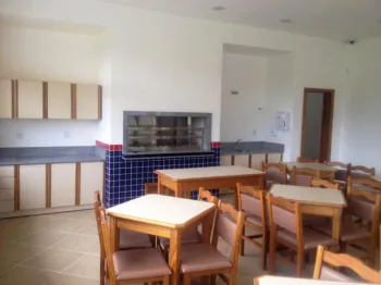 O interior de um dos salões, no qual é possível ver a churrasqueira rotatória, a pia e o espaço onde será instalado o fogão
