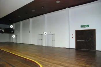 Visão do interior do Salão Nobre, com as novas saídas de emergência.