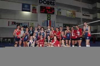 As equipes Dores A e Unidas (POA/RS), campeãs e vice do torneio.