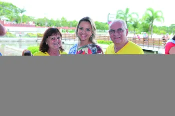 Etiele no Garota do Sol 2016, ao lado do casal vice-presidente Social, Cleber e Ana Ruviaro.