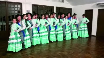 Os representantes do Departamento Tradicionalista Querência das  Dores no 9º Artchê: Invernada Juvenil.