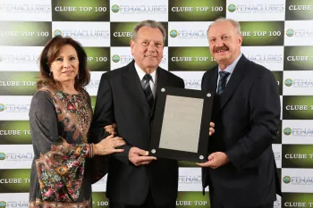 Casal Presidente, Tereza e Ademir Pozzobon, recebem a placa de homenagem ao Clube Recreativo Dores, na FENACLUBES 2016. Foto: Divulgação