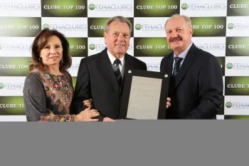 Os dorenses recebem a placa do Top 100 Clubes, do presidente da Fenaclubes, Arialdo Boscolo.