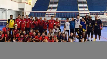 Satisfeitas com um dia de esporte e confraternização, as equipes do Clube Dores (uniforme vermelho) e da Associação Vôlei Futuro (uniformes azuis e brancos) posaram para a foto oficial.