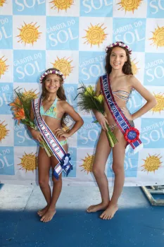 As vencedoras da categoria infanto-juvenil: Giovanna Pedrollo Bittencourt Martins (dir.), em primeiro, e Suelen Biachini Bertolo (esq.), em segundo.