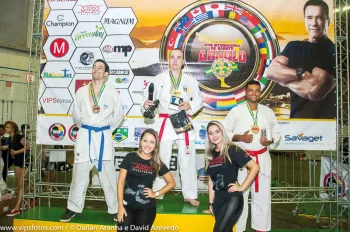 André Maraschin, ao centro, é o instrutor de karate do Clube Dores. Graduado com o 4º dan em karate shotokan, o dorense é educador físico e coordenador técnico da seleção gaúcha de karate.