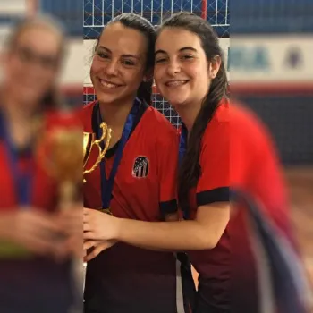 Mariana Marianof (esquerda) e Maria Eugênia Rodrigues Tólio (direita) foram convocadas pela segunda vez para a peneira da Seleção Gaúcha de Voleibol Infantil e já foram chamadas para a segunda fase.