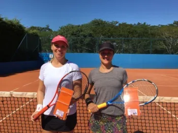 Paula Tasquetto (à direita da foto) foi a campeão e Andreia Piovesan (à esquerda da foto) ficou com o vice.