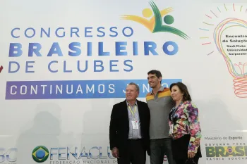 O casal presidente do Clube Dores, Ademir e Tereza Pozzobon, posa ao lado do atleta.