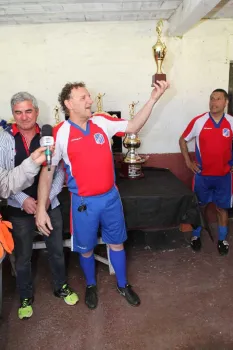 Pelego, goleador da competição, exibe o troféu de campeão.