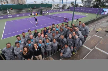 Juliana (quarta, da esquerda para a direita, na fileira da frente), posa junto à equipe completa da Brazil Tennis Cup.