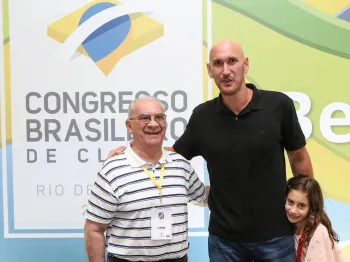 O vice-presidente Social dorense, Cleber Ruviaro, posa ao lado do ex-jogador de vôlei Nalbert. |Divulgação|