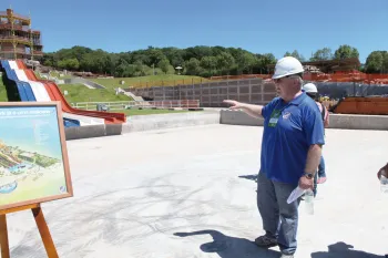 O engenheiro explica como será o Dores Praia Park para visitantes da imprensa, no dia 4 de dezembro de 2014, data do anúncio do lançamento.