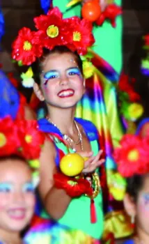 Mariana vestida de pequena Frida, no carnaval Arriba Dores, em fevereiro de 2016.
