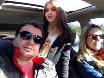 Mariana em viagem com os pais, Guilherme e Anne.