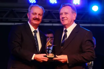 O Presidente Ademir Pozzobon recebe o troféu do presidente da Fenaclubes, Arialdo Boscolo.