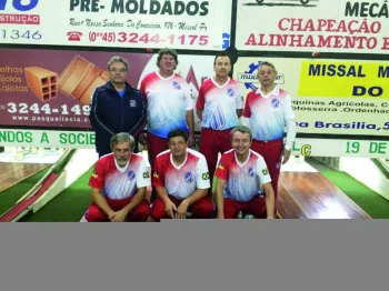 A delegação Dorense do campeonato em Missal: atrás, da esquerda para a direita, Guga (chefe da delegação), Bayer, Alberi e Ary; na frente, Fabbrin, Flávio (capitão) e Claudemir.