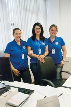 As gerentes de Recursos Humanos, Elisandra Carvalho (ao centro), ao lado  de setor, Patrícia Coelho (à esquerda) e Adriana Müller (à direita).