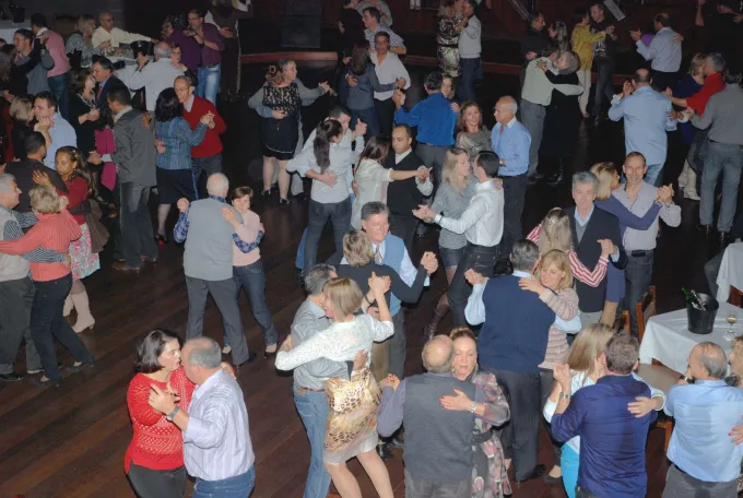 Sexta-feira é de festas no Clube Recreativo Dores