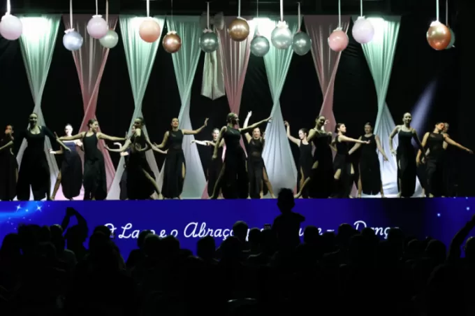 XX Espetáculo de Dança - Entre Laços e Abraços