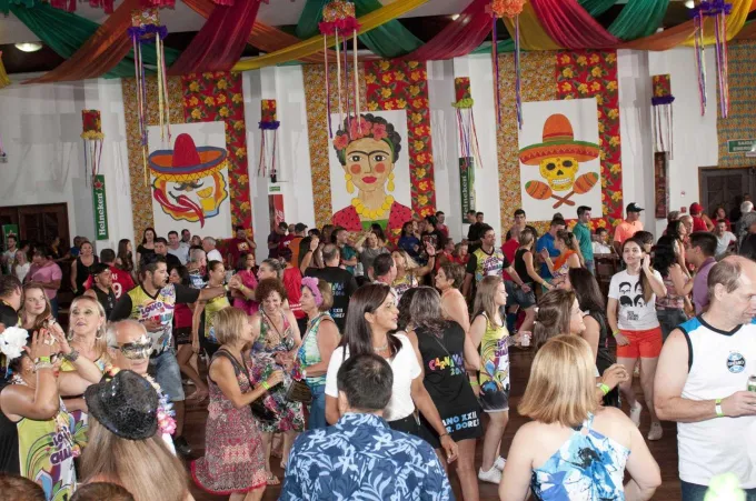 O verdadeiro Carnaval é no Clube Dores