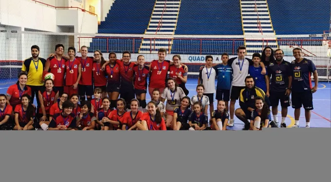 Satisfeitas com um dia de esporte e confraternização, as equipes do Clube Dores (uniforme vermelho) e da Associação Vôlei Futuro (uniformes azuis e brancos) posaram para a foto oficial.