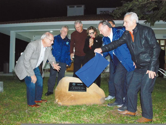 Momento em que é feito o lançamento oficial, com a inauguração da placa comemorativa