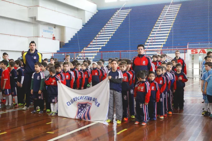 9º Campeonato Dores/Pampeiro ocupa as quadras de futsal do Clube