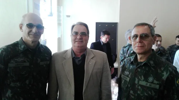 Da esquerda para a direita, o general Amaro – que assumiu o comando – o vice-presidente de Cultura dorense, Alfran Caputi, e o general Cardoso, que deixou o Comando da 3ª DE.