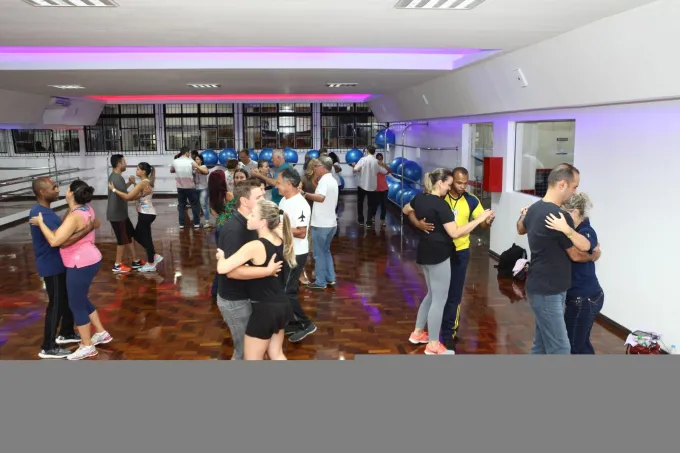 A turma “DançaDores” se encontra nas terças e quintas, na sala Dores Fit All, para uma animada aula de dança de salão.