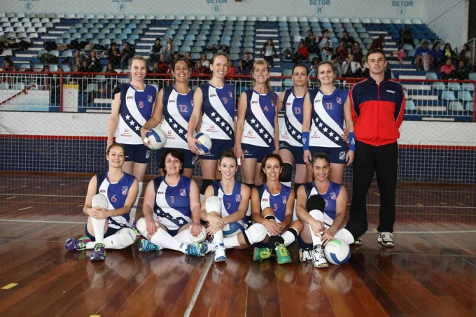 Meninas do voleibol seguem na vice-liderança